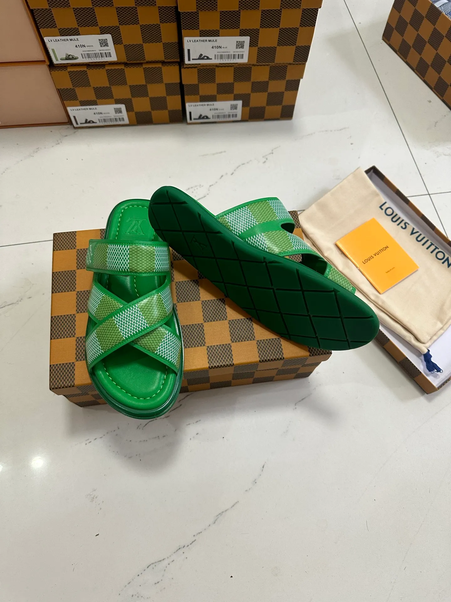 👟👟Ex-factory price 500👟👟 Top version: Men's LV Louis Vuitton L House Donkey Brand Flat Embossed Embossed Sandals This Miami sandal is made of Maxi Damier grained cow leather, copying the texture of Louis Vuitton's classic Damier canvas. The wide laces are adjustable with Velcro for a laid-back look. Paired with padded tough insole and micro outsole to ensure a light, flexible and comfortable wearing experience. Exquisite packaging at the delivery counter 🛍📦 ▪️Fabric: Original custom imported first-layer cowhide ▪️Inner lining: Customized first-layer cowhide ▪️Sole: Original molded rubber material ▪️Sole thickness: flat ▪️Size: Men's 39-45